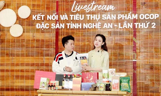 Chương trình livestream quảng bá, tiêu thụ các sản phẩm đặc trưng của tỉnh Nghệ An trên sàn thương mại điện tử. Ảnh: Kim Oanh