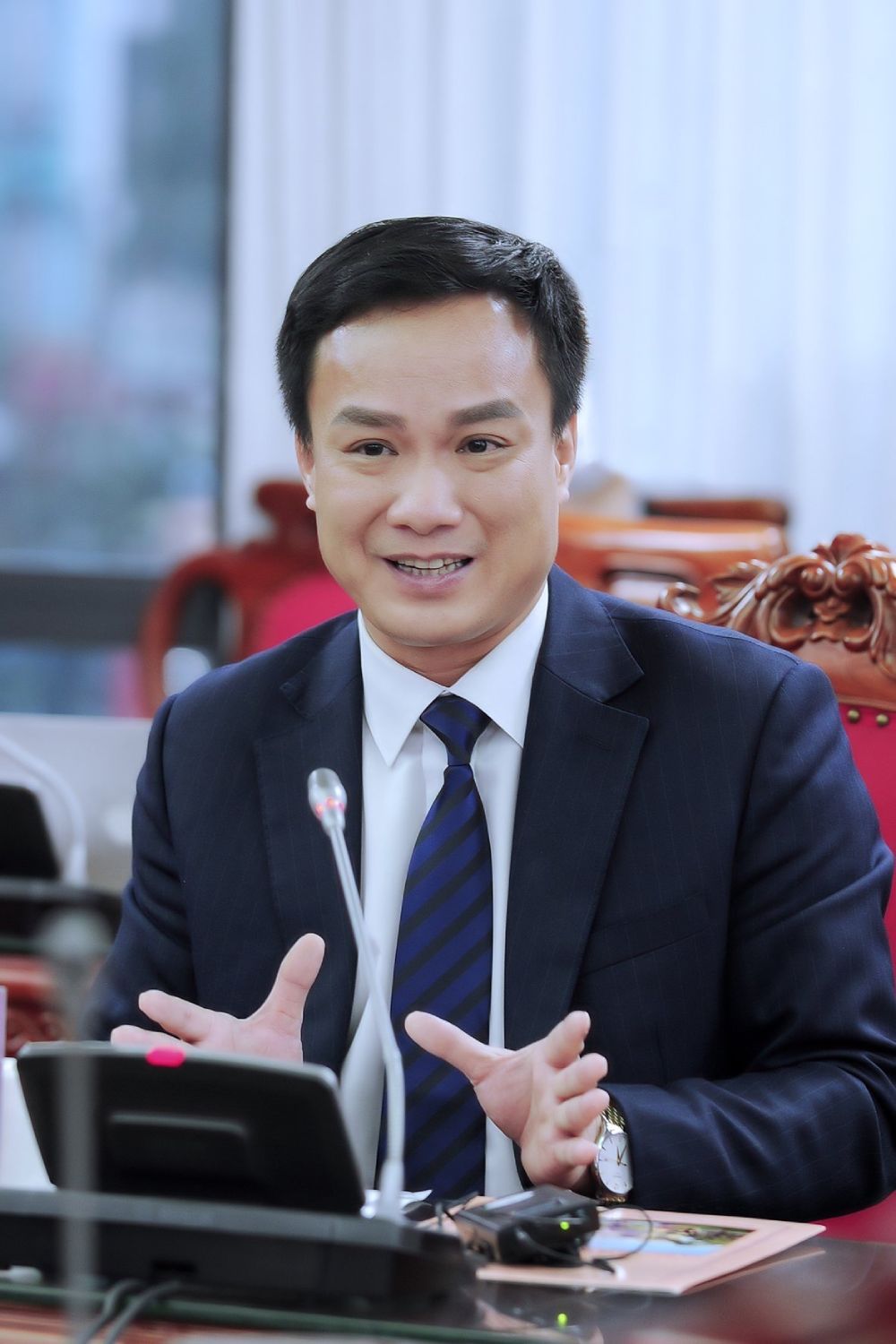 Ông Triệu Thế Hùng - Chủ tịch UBND tỉnh Hải Dương - trao đổi với báo chí. Ảnh: Ái Vân