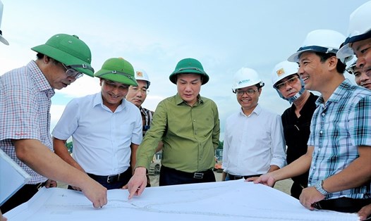 Chủ tịch UBND tỉnh Hải Dương Triệu Thế Hùng kiểm tra tiến độ dự án đường trục Bắc-Nam giai đoạn I tại huyện Thanh Miện. Ảnh: Thành Chung