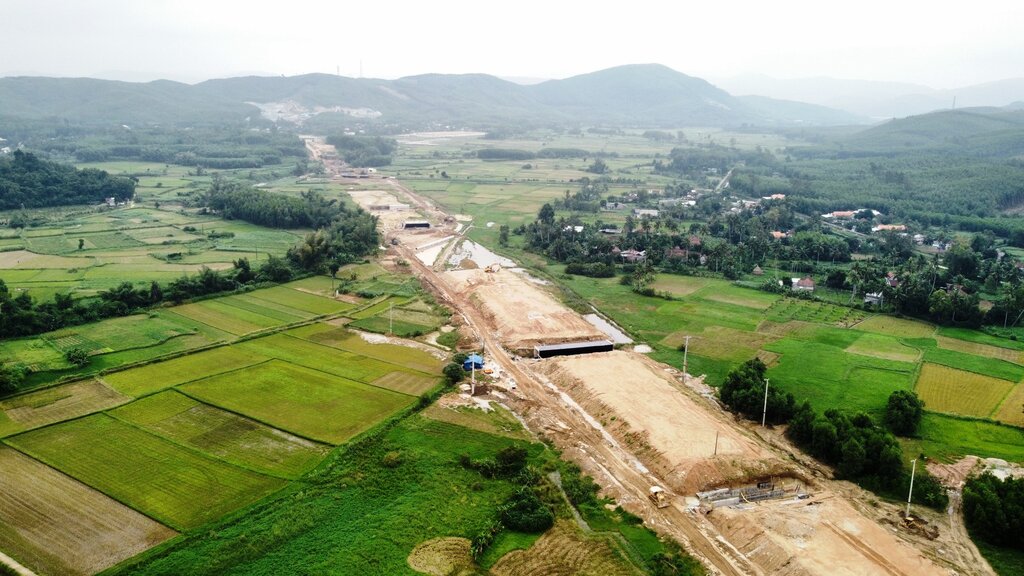 Cao tốc Quảng Ngãi - Hoài Nhơn đi qua địa bàn Quảng Ngãi 60,3km và tỉnh Bình Định 27,7km. Ảnh: Ngọc Viên 