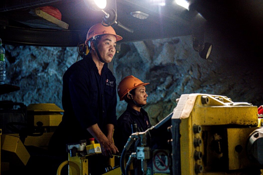 Việc thi công các hầm xuyên núi trên cao tốc Quảng Ngãi - Hoài Nhơn rất phức tạp, gian khổ, đòi hỏi các công nhân, kỹ sư phải thật thành tạo trong từng thao tác. Ảnh: Ngọc Viên