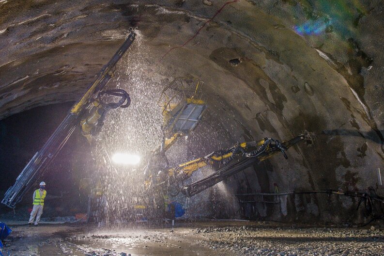 Đơn vị thi công áp dụng phương pháp thi công hầm NATM, bêtông phun trực tiếp và bám chặt với bề mặt khối đá quanh đường hầm, ngăn không cho khối đá biến dạng. Ảnh: Ngọc Viên
