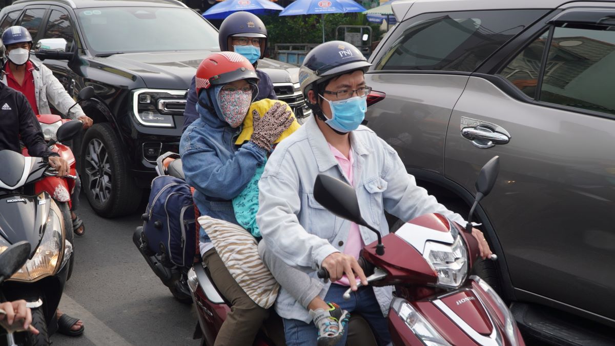 Nhiều trẻ em theo bố mẹ trở lại TPHCM sau nghỉ Tết Dương lịch. “Quê tôi ở Vũng Tàu, lên làm việc ở TPHCM hơn 10 năm nhưng mỗi dịp nghỉ lễ khi đi đến đây đều không tránh khỏi tình trạng kẹt xe“, anh Nguyễn Văn Giang (45 tuổi) chia sẻ.