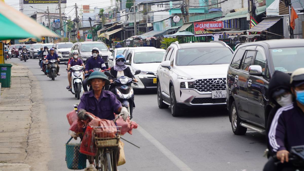 Ôtô ùn ứ kéo dài trên đường xuống phà Cát Lái (phía bờ huyện Nhơn Trạch, tỉnh Đồng Nai) để về lại TPHCM.