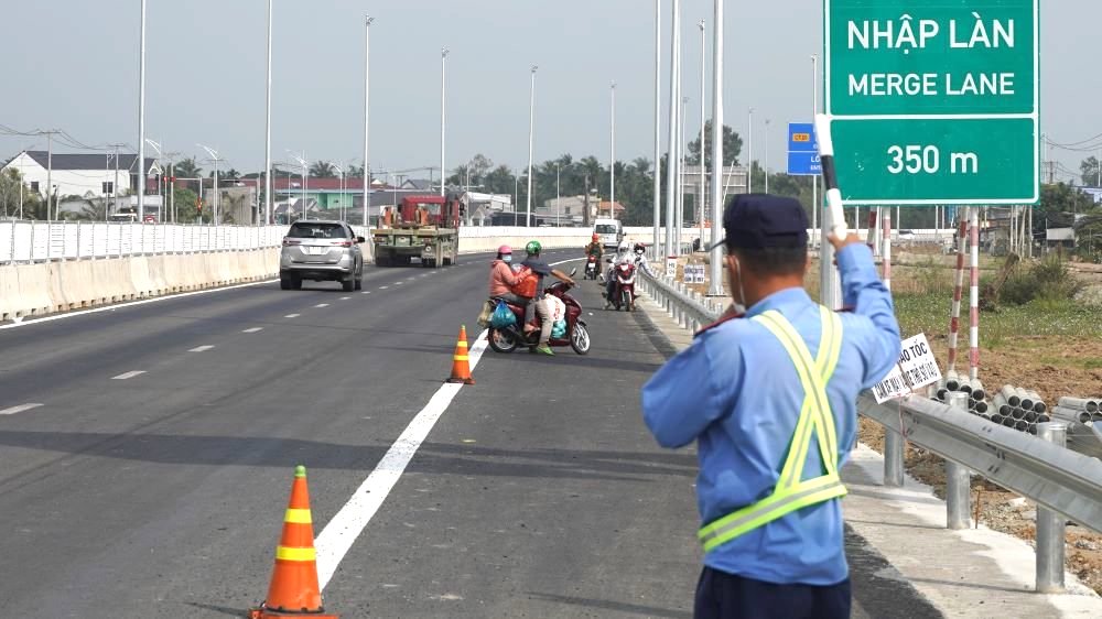 Theo quan sát, tại các nút giao khu vực cao tốc Mỹ Thuận - Cần Thơ đều có nhân viên túc trực hướng dẫn người dân lưu thông. 