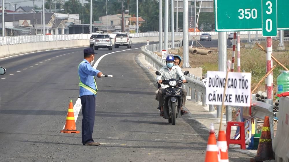 Đồng thời, các biển báo hướng dẫn được làm tạm bằng giấy cũng được treo khắp nơi tại khu vực cao tốc Mỹ Thuận - Cần Thơ để giúp người dân thuận tiện trong việc di chuyển.