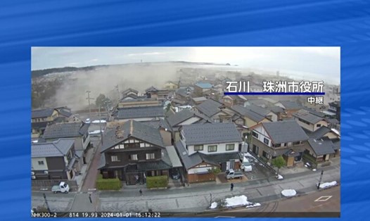 Động đất đã làm sập một số tòa nhà và cột điện ở Nhật Bản. Ảnh chụp màn hình NHK