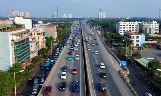 Giao thông ở đường Vành đai 3 đoạn Bến xe Nước Ngầm hướng vào trung tâm TP Hà Nội, chiều 1.1. Ảnh: Hữu Chánh