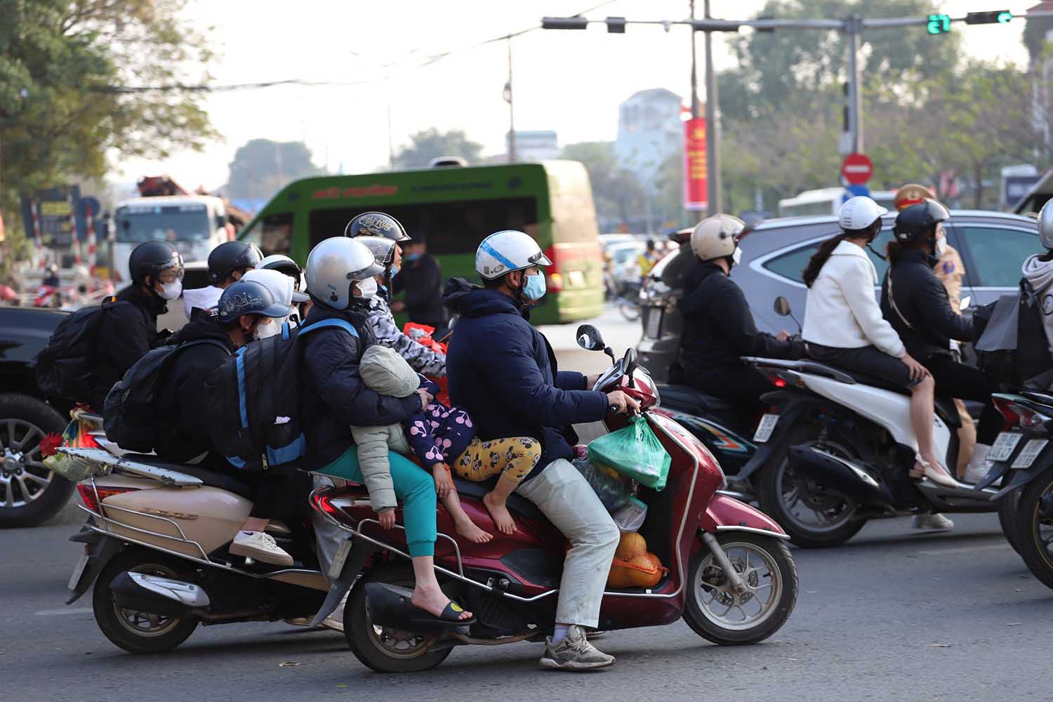 Tại ngã tư khu vực trước bến xe Nước Ngầm, lượng xe máy từ các huyện Phú Xuyên, Thường Tín... vào trung tâm TP Hà Nội khá đông đúc. 
