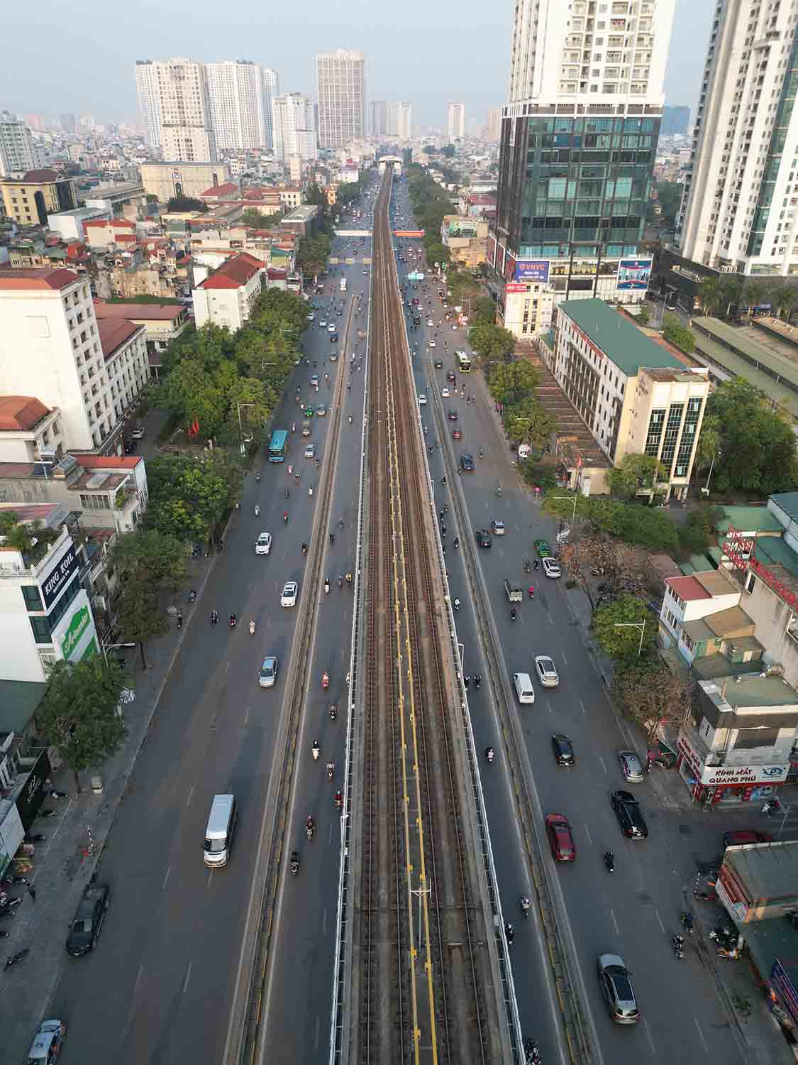 Theo ghi nhận của Lao Động, một số nút giao trọng điểm như Mai Dịch, Đại lộ Thăng Long và một số tuyến đường trục chính như Nguyễn Trãi, Láng,... cũng tương đối thông thoáng.
