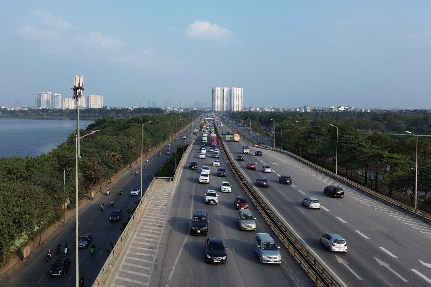 Dự kiến từ chiều đến tối, lượng phương tiện đổ về Hà Nội sẽ đông hơn. Do đó, người dân nên theo dõi tình hình giao thông trên tuyến để có lộ trình phù hợp, tránh tình trạng bị ùn tắc.