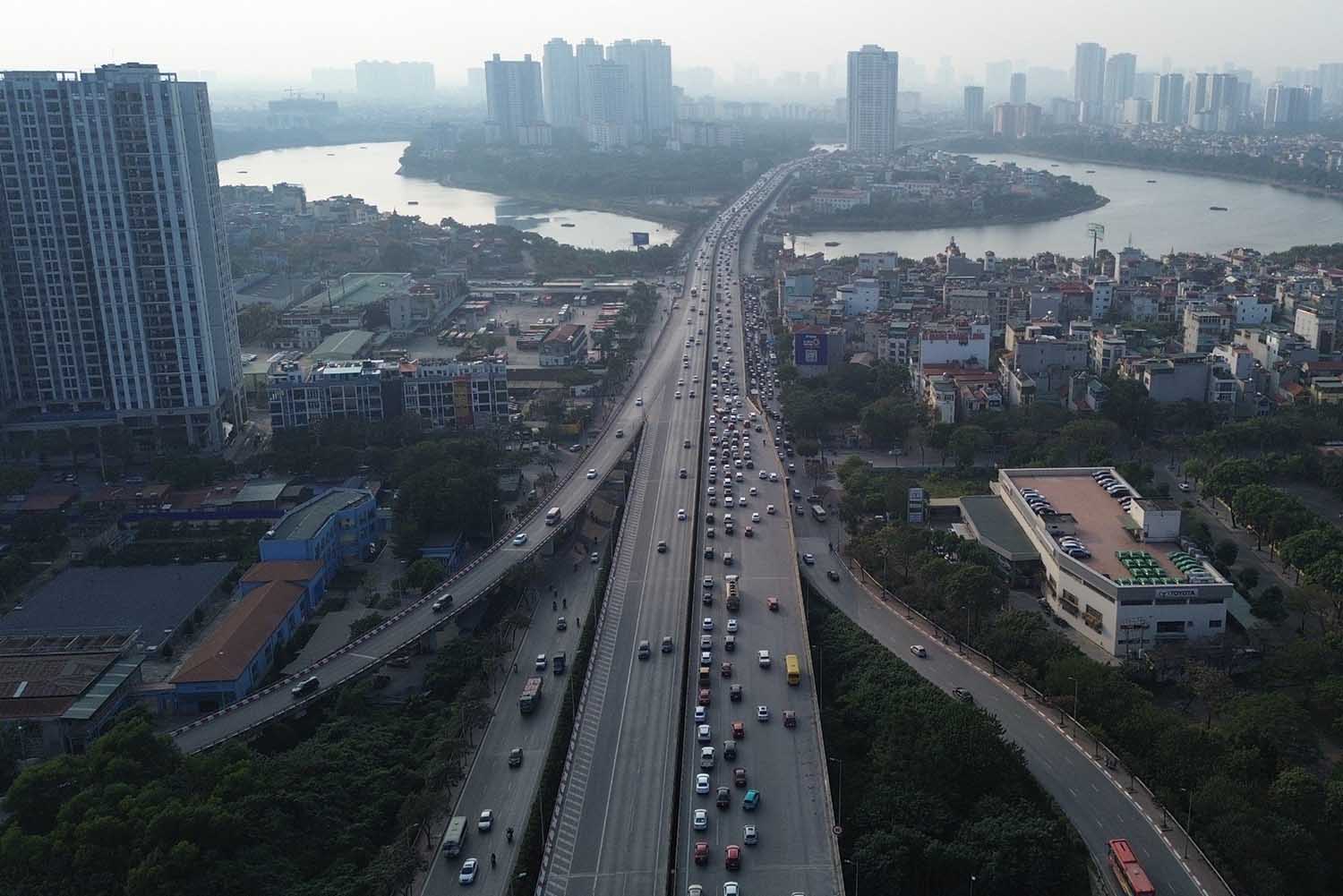 Đến 17h ngày cuối cùng của kỳ nghỉ Tết Dương lịch 2024, lưu lượng phương tiện bắt đầu dồn về cao tốc Pháp Vân - Cầu Giẽ - Ninh Bình - Cao Bồ - Mai Sơn - Quốc lộ 45 khiến giao thông ùn tắc nhẹ. 