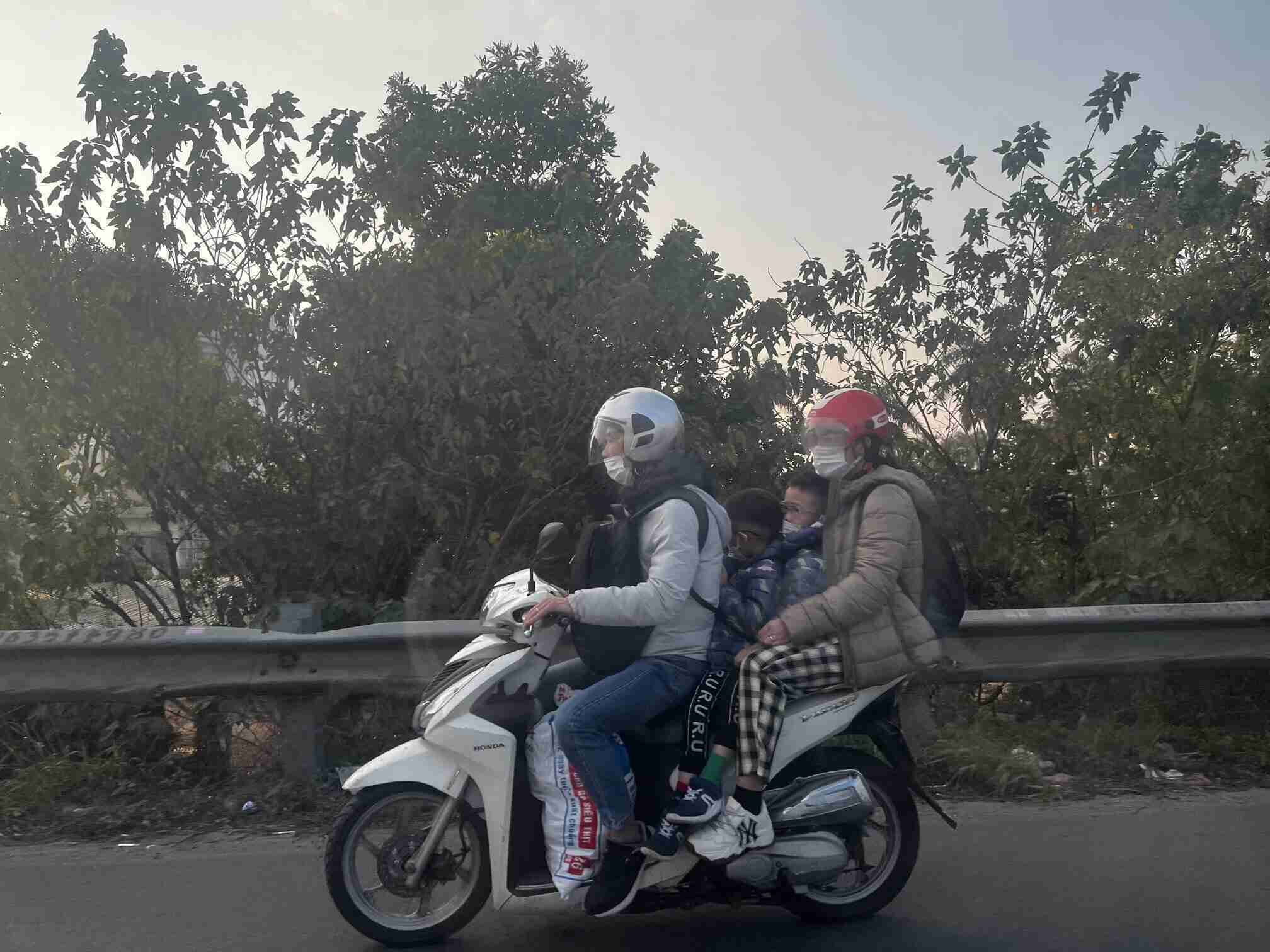Nhiều gia đình công nhân ở gần Hà Nội lựa chọn về quê bằng xe máy để tiết kiệm chi phí,