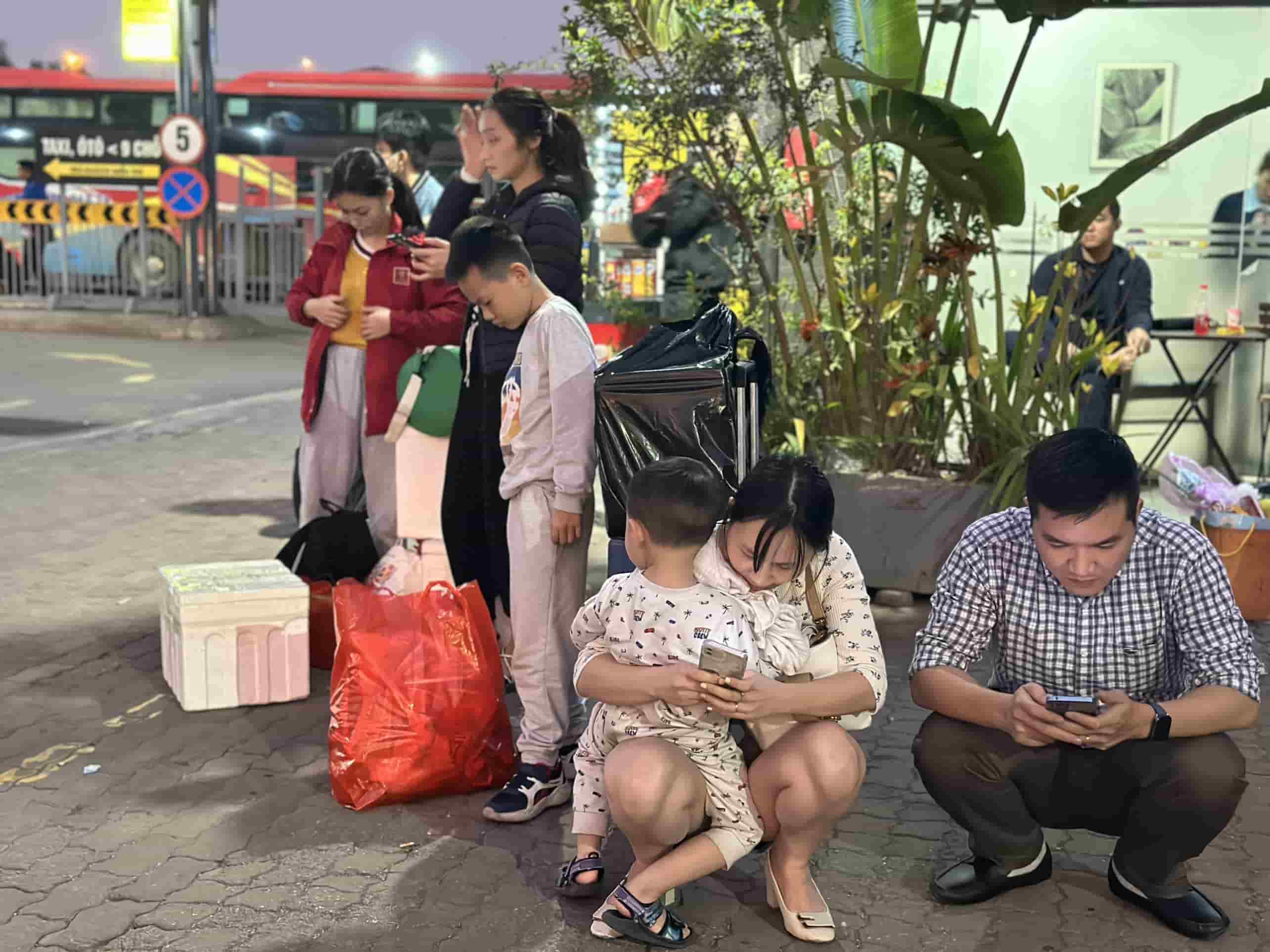 Tại bến xe Nước Ngầm, rất đông người dân với đồ đạc lỉnh kỉnh từ các tỉnh đổ về Hà Nội.