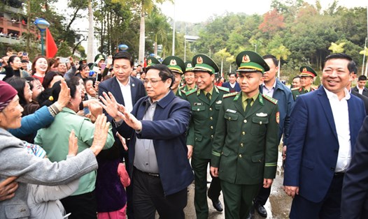 Thủ tướng Phạm Minh Chính thị sát, kiểm tra việc thực hiện nâng cấp Cửa khẩu quốc tế Trà Lĩnh. Ảnh: Vũ Tiệp.