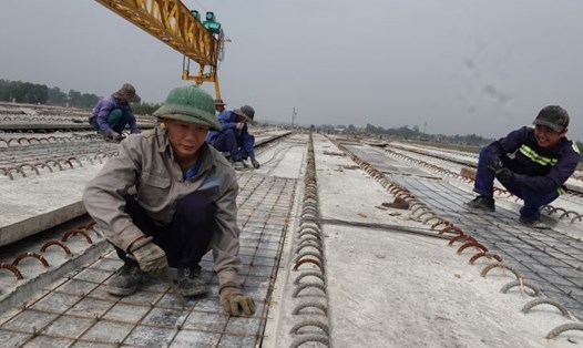 Công nhân vẫn làm việc bình thường trên công trường cao tốc Bắc - Nam đoạn Bãi Vọt - Hàm Nghi ngày 1.1. Ảnh: Trần Tuấn