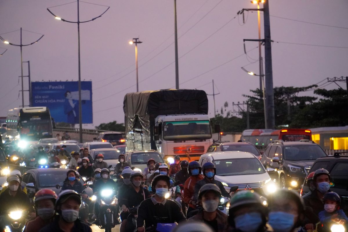 Ghi nhận của Lao Động tại Quốc lộ 1A (đoạn qua cầu vượt Bình Thuận, huyện Bình Chánh), khoảng 18h, hàng nghìn phương tiện đang xếp ken kín mặt đường, di chuyển chậm.