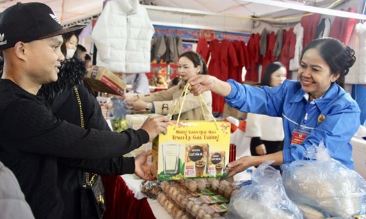 Công nhân lao động nhận các sản phẩm hàng hóa từ Gian hàng 0 đồng của Liên đoàn Lao động tỉnh Bắc Giang tại Chương trình “Tết Sum vầy - Xuân gắn kết” năm 2023. Ảnh: Nhân vật cung cấp