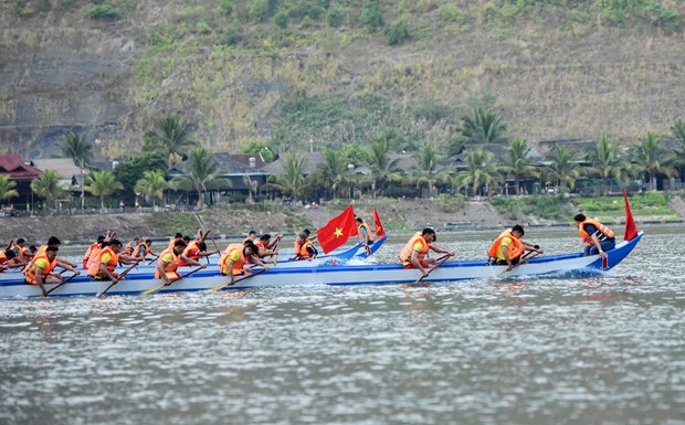 Tranh tài tại Lễ hội đua thuyền đuôi Én lần thứ IX ở Điện Biên. Ảnh: TTXVN