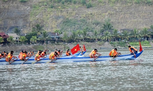 Tranh tài tại Lễ hội đua thuyền đuôi Én lần thứ IX ở Điện Biên. Ảnh: TTXVN