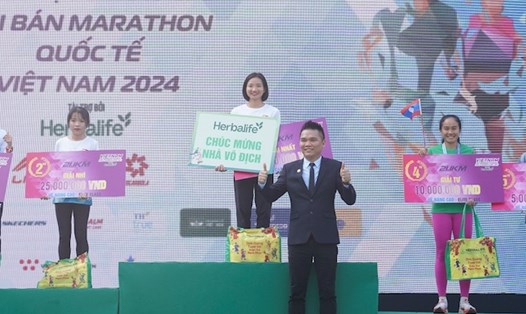 Nhà vô địch Nguyễn Thị Oanh phá kỉ lục quốc gia tại giải marathon Quốc tế Việt Nam 2024. Ảnh: VIHM