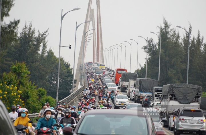 Người dân điều khiển phương tiện trở lại TP Hồ Chí Minh tăng cao, khiến cầu Rạch Miễu bị ùn ứ, các xe phải di chuyển chậm để qua.