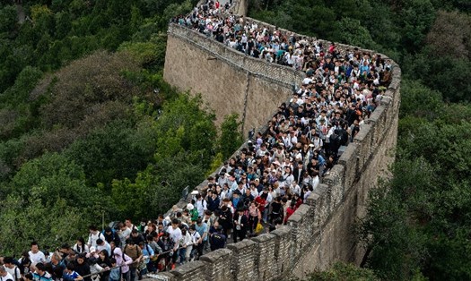 Du khách Trung Quốc ghé thăm Vạn Lý Trường Thành dịp Tuần lễ vàng. Ảnh:  VCG