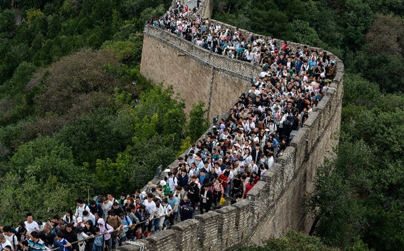 Du khách Trung Quốc ghé thăm Vạn Lý Trường Thành dịp Tuần lễ vàng. Ảnh:  VCG