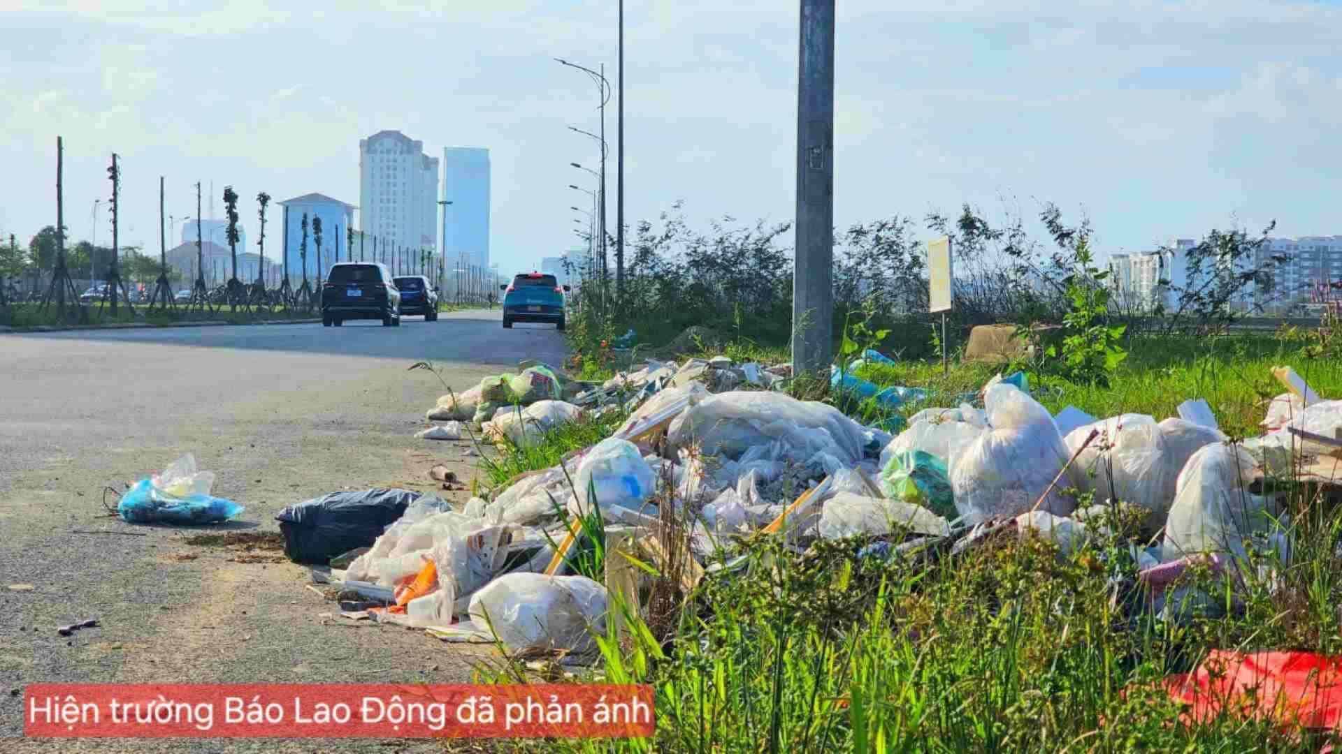 Hiện trường rác thải được tập kết ngổn ngang bên lề đường Tố Hữu (ảnh chụp ngày 8.1.2024).