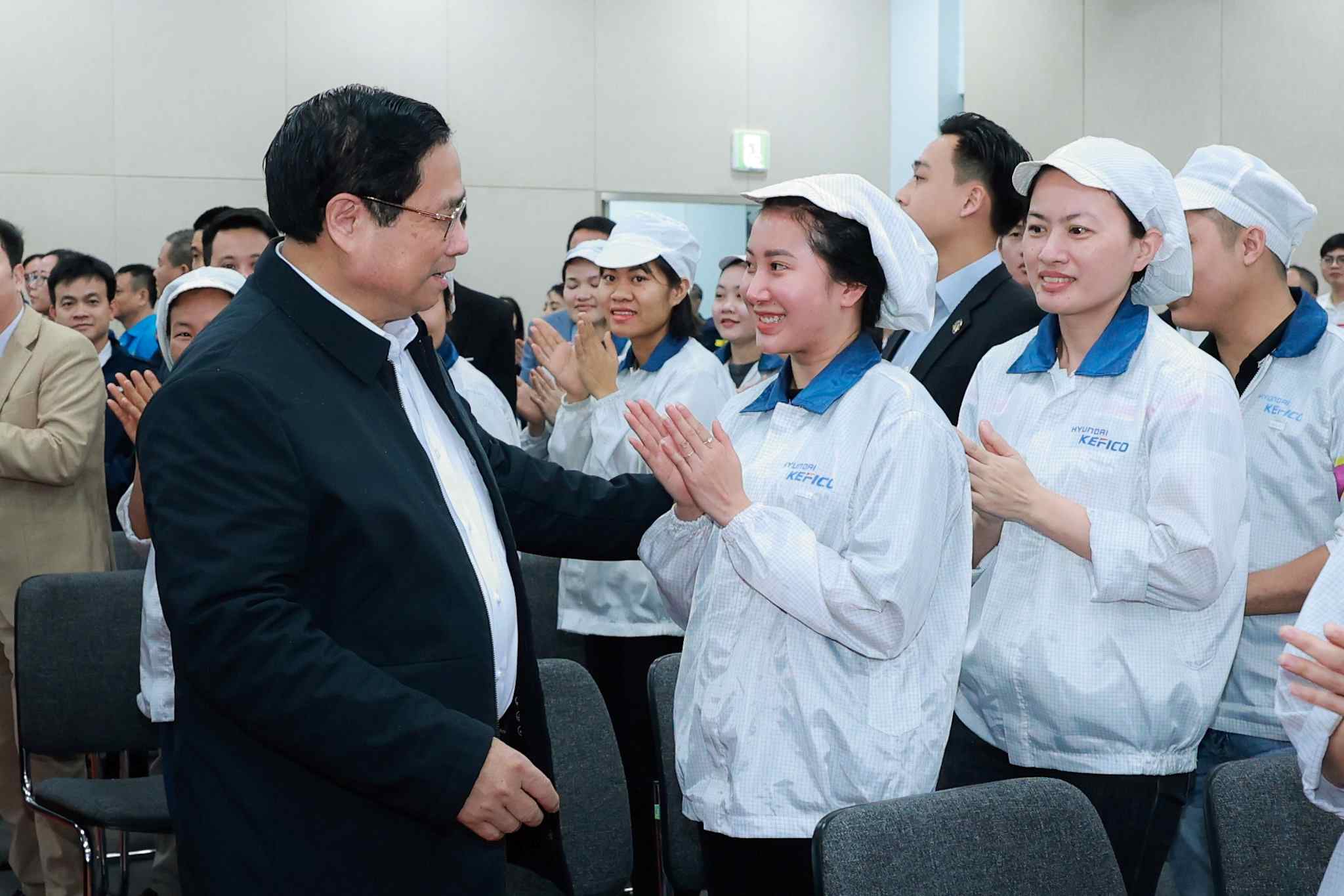 Thủ tướng Chính phủ thăm hỏi, động viên công nhân Công ty TNHH Huyndai Kefico Việt Nam. Ảnh: Nguyễn Hải