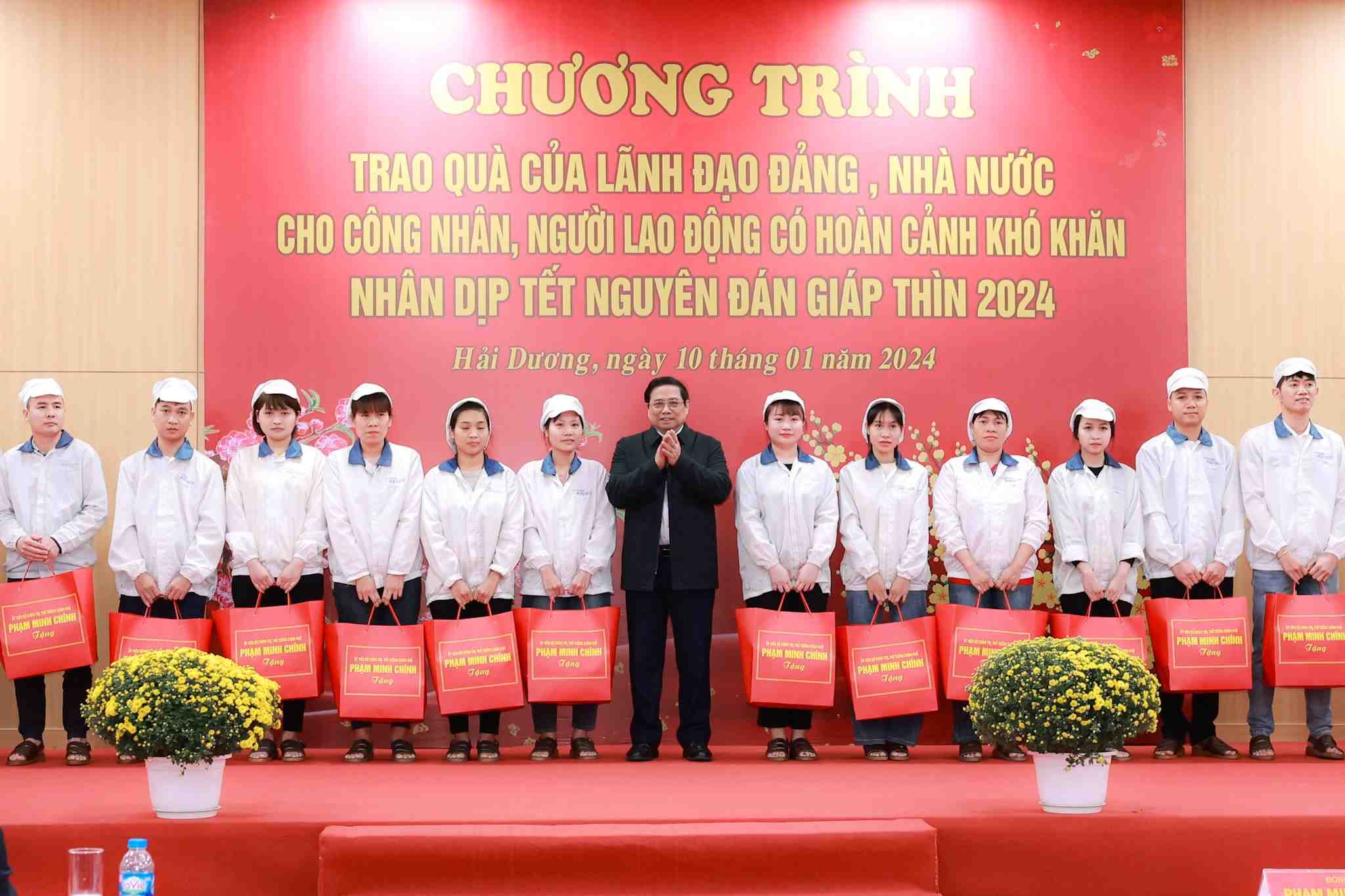Thủ tướng Chính phủ tặng 200 suất quà Tết cho công nhân lao động tỉnh Hải Dương. Ảnh: Nguyễn Hải 