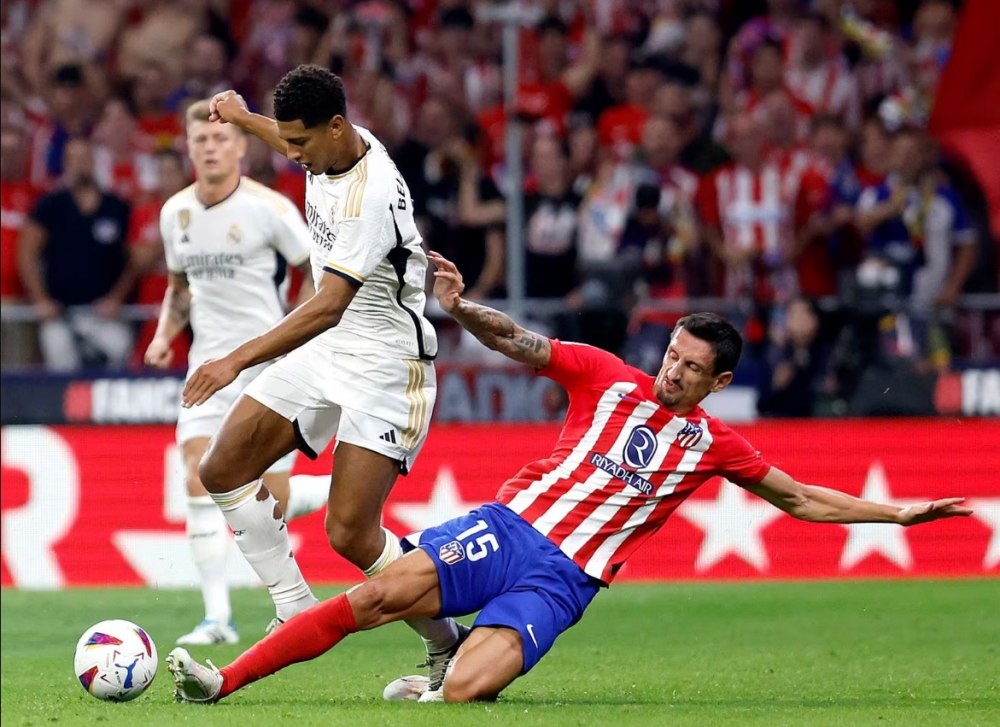 Atletico (áo sọc) thắng Real Madrid 3-1 ở lượt đi La Liga 2023-2024. Ảnh: AS