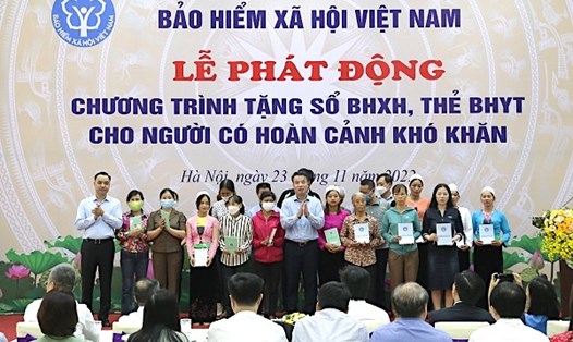 Lãnh đạo BHXH Việt Nam tặng thẻ BHYT cho người có hoàn cảnh khó khăn. Ảnh: BHXHVN