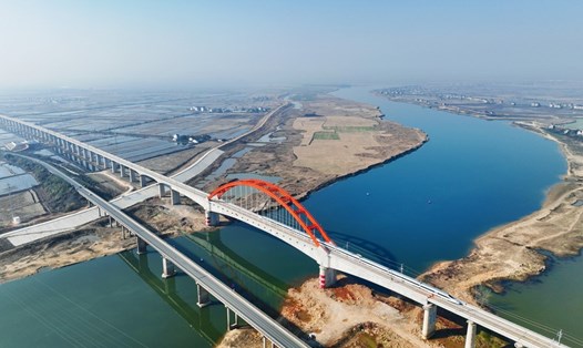 Tàu cao tốc đi qua tuyến đường sắt cao tốc Hàng Châu - Nam Xương ở phía đông Trung Quốc. Ảnh: Xinhua