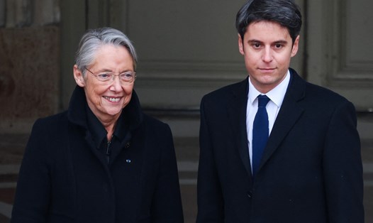 Thủ tướng mới được bổ nhiệm Gabriel Attal (phải) và Thủ tướng sắp mãn nhiệm Elisabeth Borne trong lễ bàn giao ở Paris ngày 9.1. Ảnh: AFP