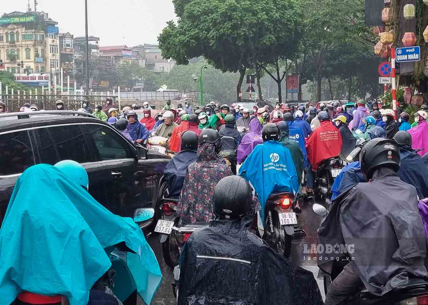 Nút giao Giáp Nhất - Nguyễn Ngọc Vũ ùn tắc cục bộ, nhiều thời điểm phố Nguyễn Ngọc Vũ “biến” thành đường 1 chiều do các xe máy đi theo kiểu điền vào chỗ trống.