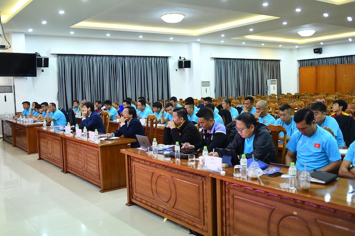 Các huấn luyện viên bóng đá trẻ tham dự hội thảo. Ảnh: Nguyễn Giang