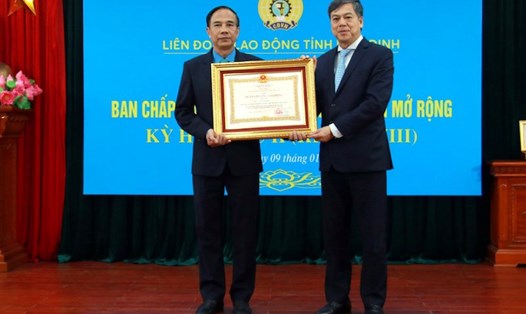 Ông Ngô Chí Thục, Phó Chủ tịch LĐLĐ tỉnh Nam Định (bên trái) nhận Huân chương Lao động Hạng ba của Chủ tịch Nước. Ảnh: CĐNĐ
