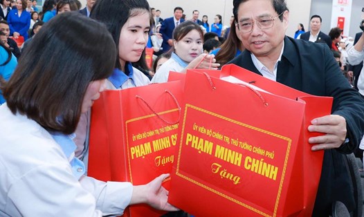 Thủ tướng Phạm Minh Chính tặng quà Tết cho công nhân. Ảnh: Nguyễn Hải 
