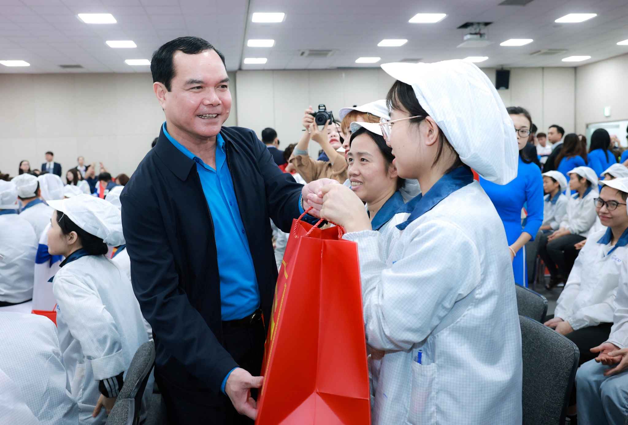 Lãnh đạo Tổng Liên đoàn Lao động Việt Nam tặng quà Tết, động viên người lao động sau 1 năm làm việc vất vả. Ảnh: Hải Nguyễn
