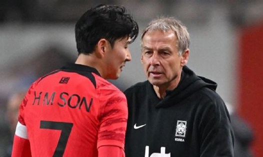Son Heung-min cùng huấn luyện viên Klinsmann.  Ảnh: AFP 