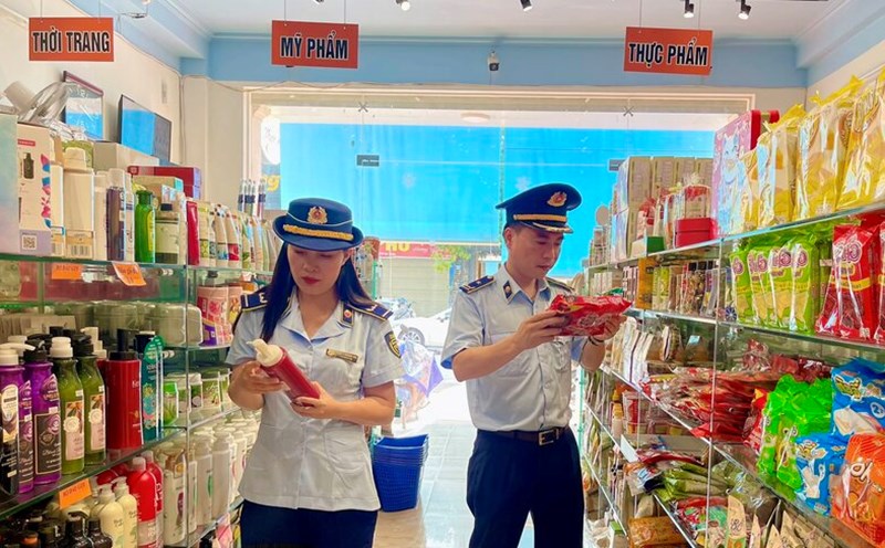 Lực lượng quản lý thị trường kiểm tra hàng hoá, chống buôn lậu, gian lận thương mại. Ảnh: Cục Quản lý thị trường Lạng Sơn.