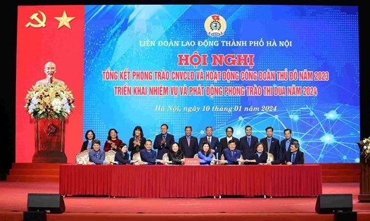 Với sự chứng kiến của Phó Chủ tịch Tổng LĐLĐVN Huỳnh Thanh Xuân và lãnh đạo UBND Thành phố Hà Nội, các cụm thi đua đã ký cam kết, trong đó tập trung công tác thương lượng về tiền lương, tiền thưởng... Ảnh: Mai Quý