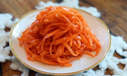 Kim chi cà rốt làm tăng sắc màu cho bữa cơm dịp Tết. Ảnh: Quốc Chung