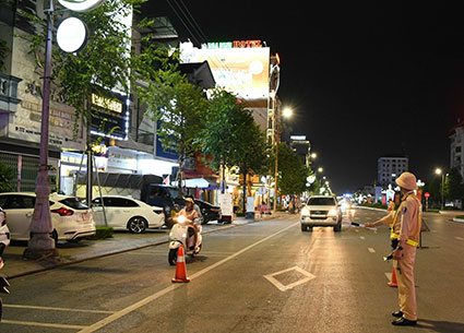 Lực lượng CSGT làm nhiệm vụ bảo đảm trật tự an toàn giao thông. Ảnh: C08