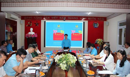Ông Bùi Hoài Nam - Chủ tịch LĐLĐ tỉnh Khánh Hòa thông tin hoạt động Công đoàn chăm lo Tết cho đoàn viên. Ảnh: Phương Linh