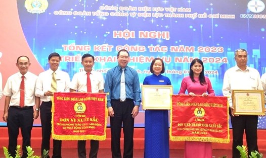 Ông Đỗ Đức Hùng - Chủ tịch Công đoàn Điện lực Việt Nam (thứ tư từ trái qua) - tặng Cờ thi đua, Bằng khen của Tổng LĐLĐ Việt Nam cho Công đoàn EVNHCMC và các tập thể, cá nhân thuộc Công đoàn EVNHCMC. Ảnh: Nam Dương