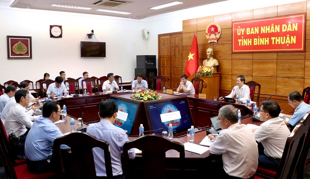 Cuộc họp nghe báo cáo tiến độ dự án sân bay Phan Thiết sáng 10.1. Ảnh: Thu Dân