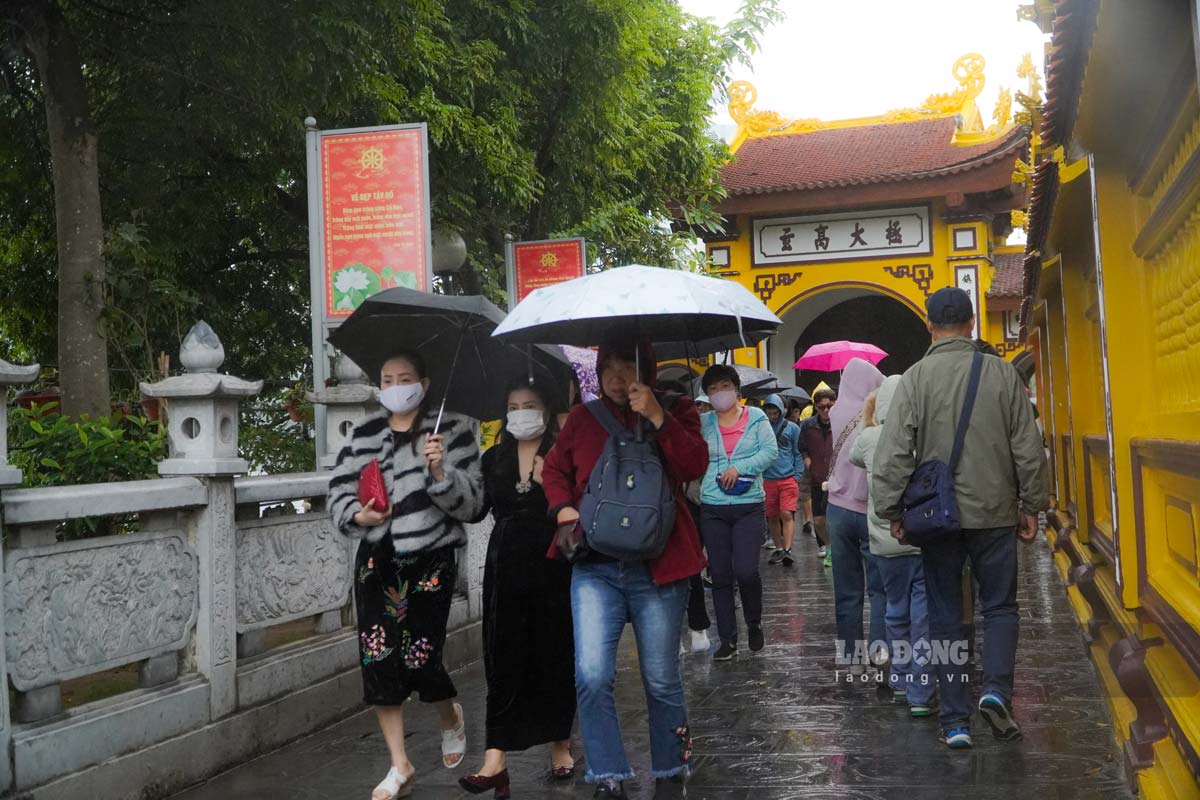 Tại chùa Trấn Quốc - một ngôi chùa nổi tiếng tại Hà Nội cũng thu hút rất đông cả người dân và du khách đến thắp hương, tham quan.