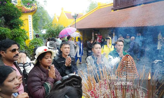 Người Hà Nội đội mưa, đội gió đi lễ trong ngày mùng 1 cuối cùng trong năm